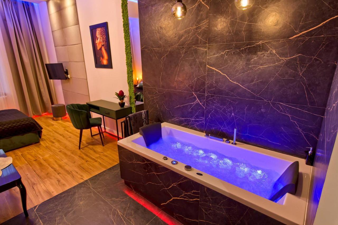 Apartament Czarny Z Jacuzzi Krasków Exterior foto