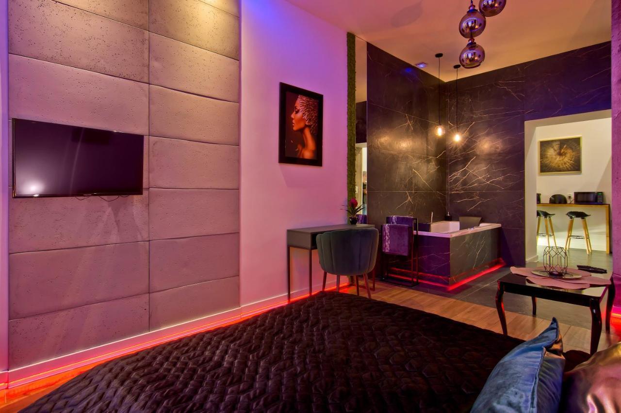 Apartament Czarny Z Jacuzzi Krasków Exterior foto