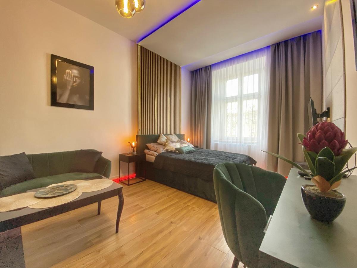 Apartament Czarny Z Jacuzzi Krasków Exterior foto