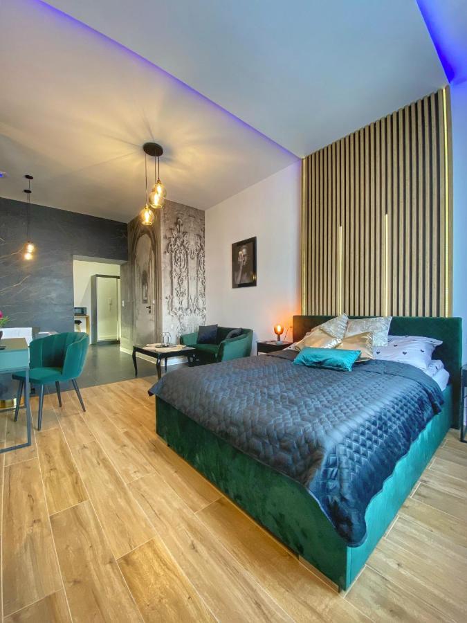 Apartament Czarny Z Jacuzzi Krasków Exterior foto