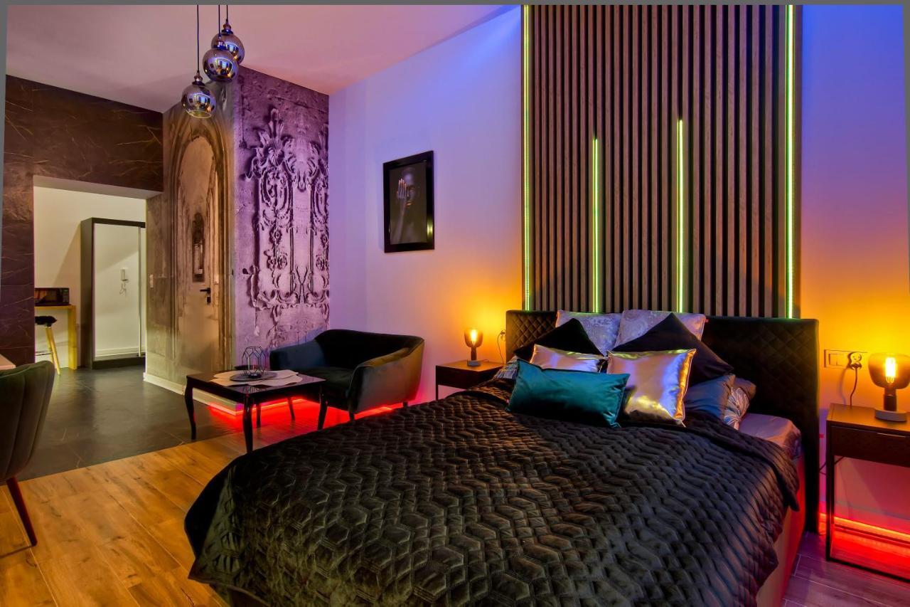 Apartament Czarny Z Jacuzzi Krasków Exterior foto