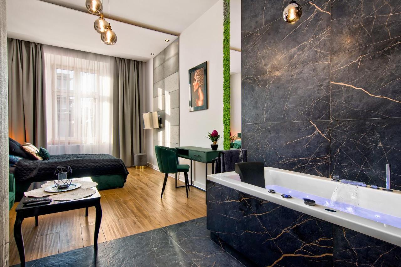 Apartament Czarny Z Jacuzzi Krasków Exterior foto
