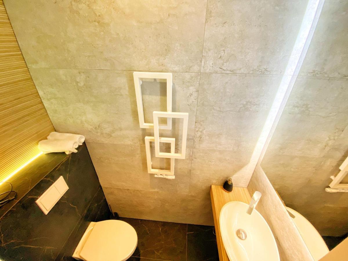 Apartament Czarny Z Jacuzzi Krasków Exterior foto